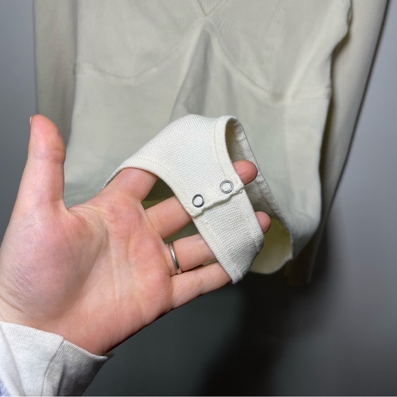 Abercombie & Fitch women's Cream long sleeve v neck ribbed bodysuit in size L - Picture 5 of 8